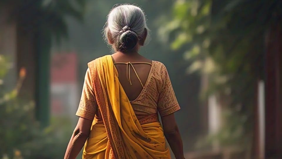 Two youths hypnotized an elderly woman and stole her jewelry in Delhi