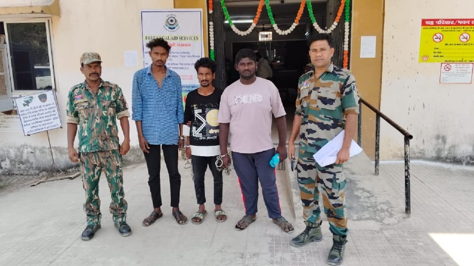 पुलिस की गिरफ्त में वारंटी