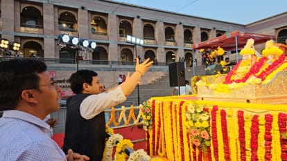 Rangbhari Ekadashi 2025 Shri Krishna birthplace gift presented to Shri Kashi Vishwanath