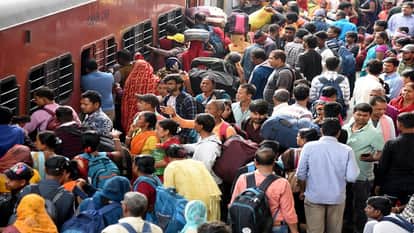 रेलवे स्टेशन पर मौजूद भीड़