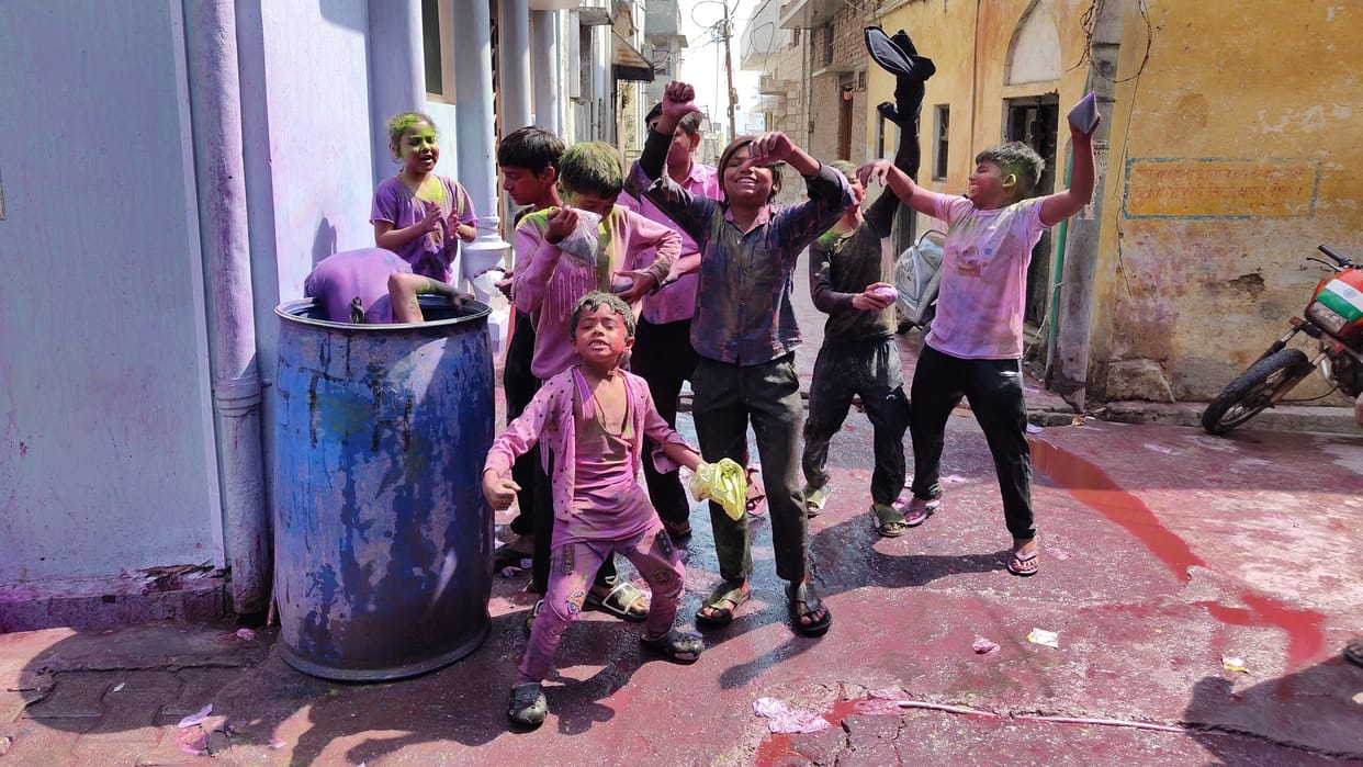Sambhal Holi News Rangbhari Ekadashi 2025 Children played Holi of Ekadashi Near Jama Masjid in Sambhal