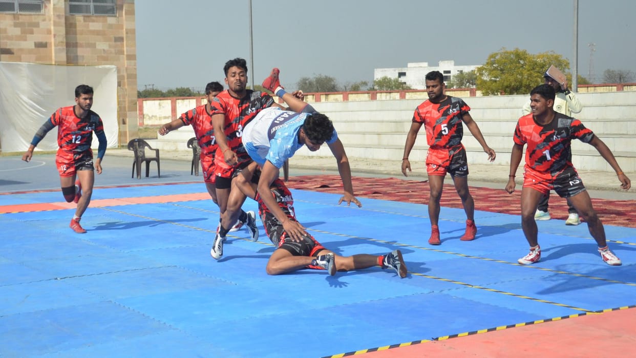 In the league match of Kabaddi Championship, the host team lost, the guests won