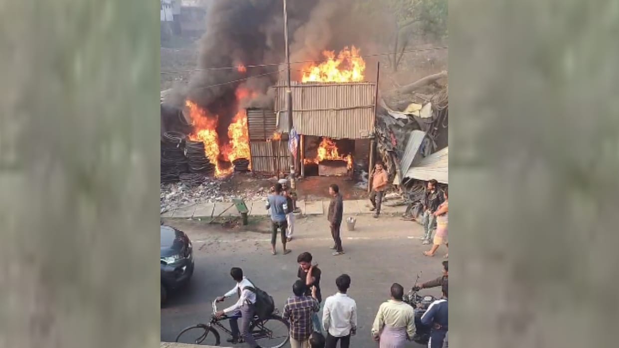 Sitapur: Fire broke out from a garbage dump, goods worth lakhs kept in a tyre shop burnt