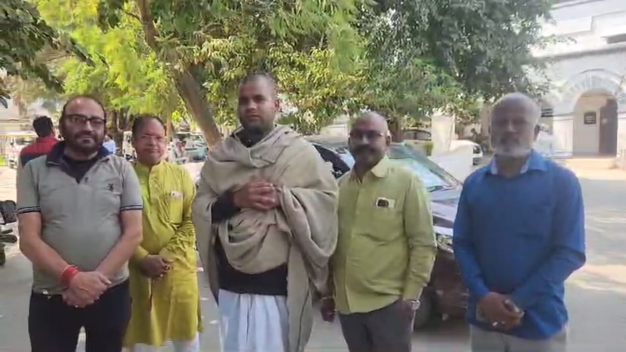 Sultanpur: Businessman's family meet to SP.