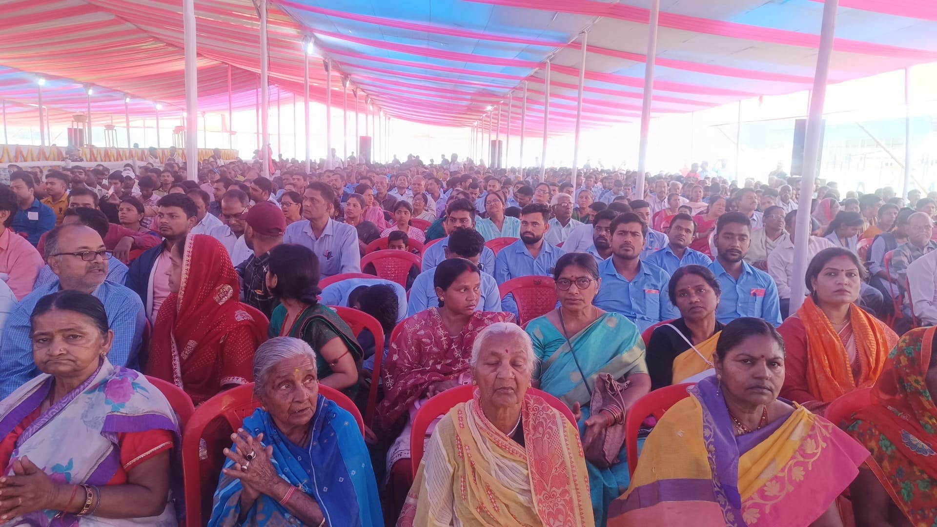 Ujjwal Bihar Mahasatsang: Sri Sri Ravishankar gave message of knowledge meditation mantras of balanced life