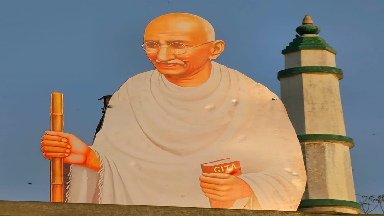 man heigh statue of Mahatma Gandhi installed on the banks of Ganga, Kriya Yoga followers bid farewell to Kumbh