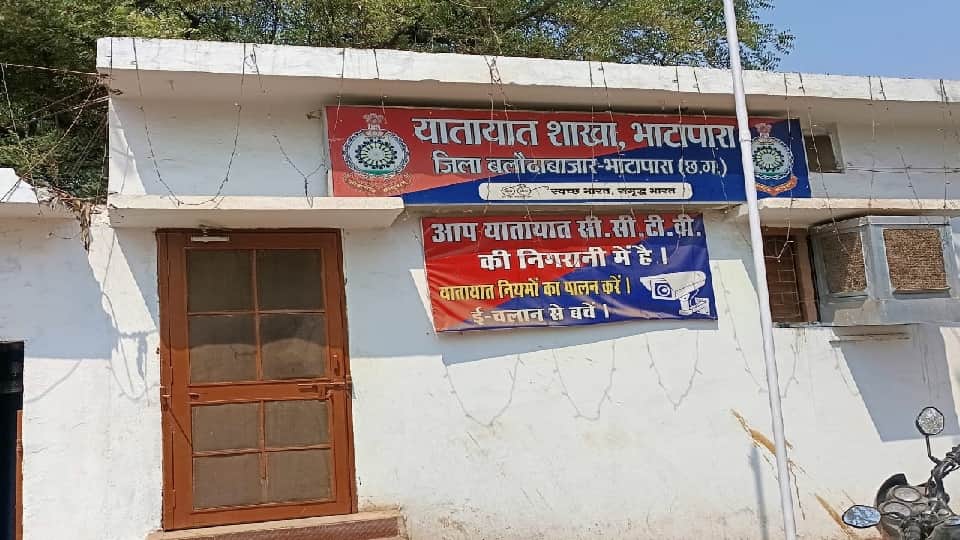 यातायात प्रभारी और प्रधान आरक्षक लाइन अटैच