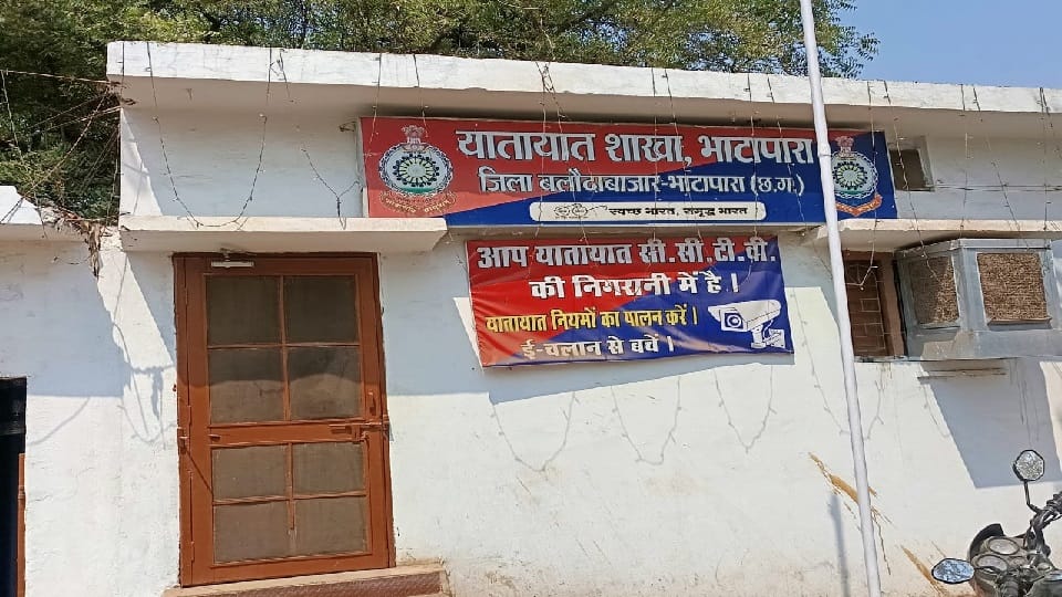 यातायात प्रभारी और प्रधान आरक्षक लाइन अटैच