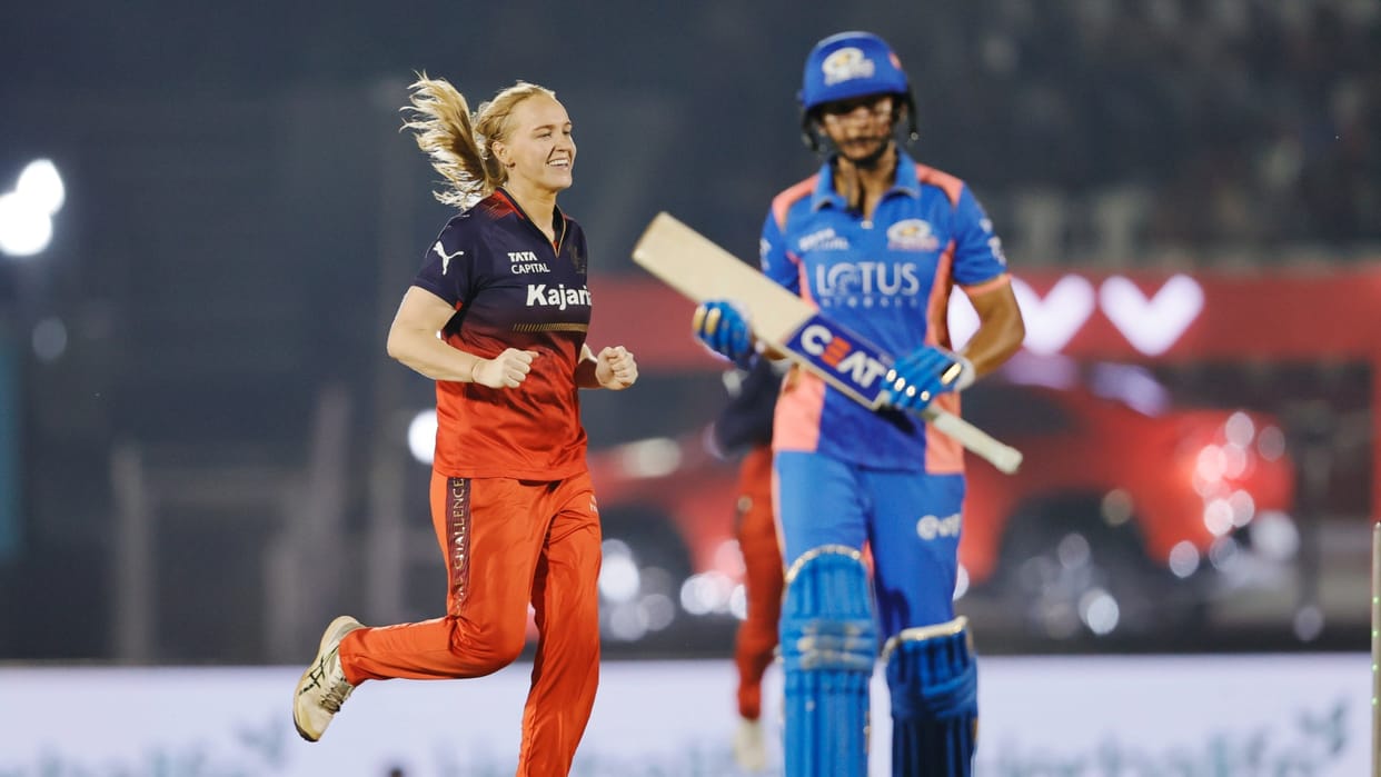 MI vs RCB WPL Highlights Report Mumbai vs Bangalore Match Summary Result Records Points Table News in Hindi