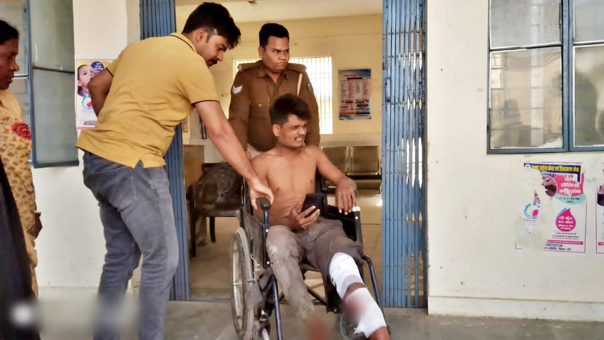 Ara Tanishq Showroom Robbery Case: Accused talking on mobile fearlessly in custody, questions raised on police