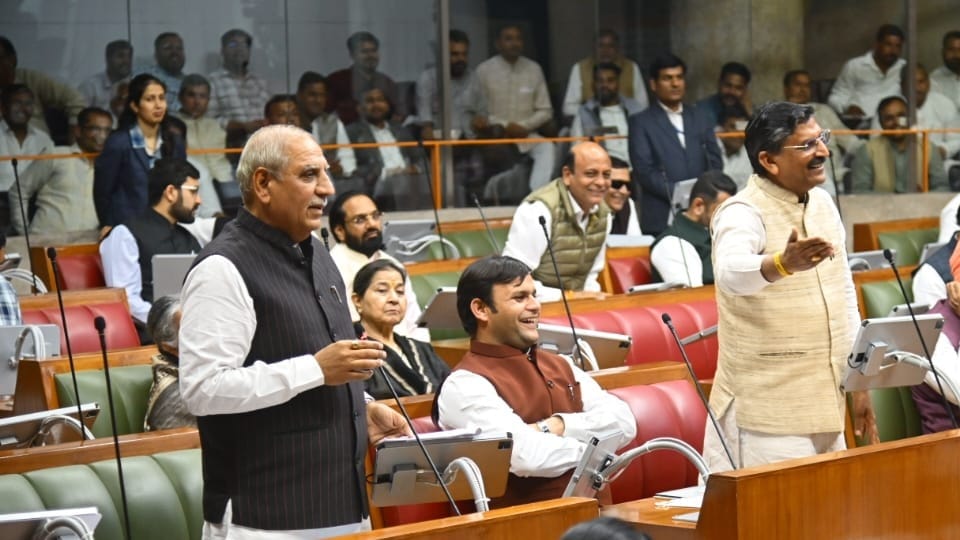 Congress raised questions about Rs 2100 for women in budget session