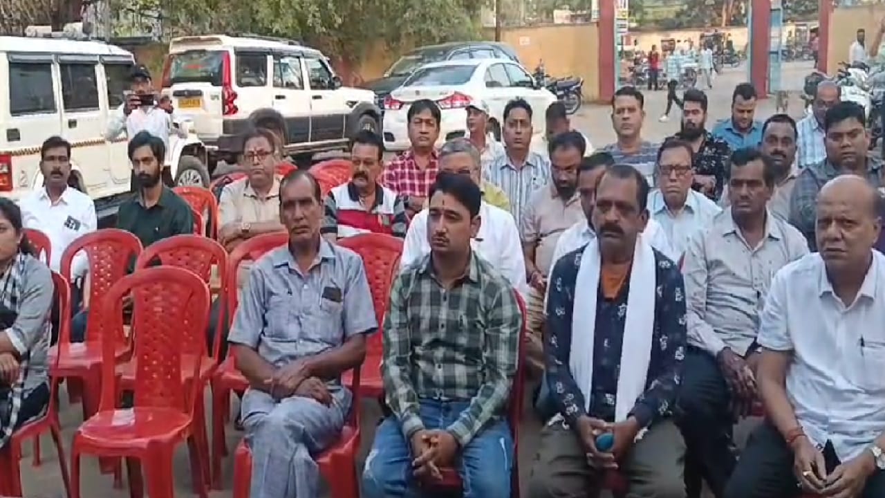 बैठक में मौजूद लोग