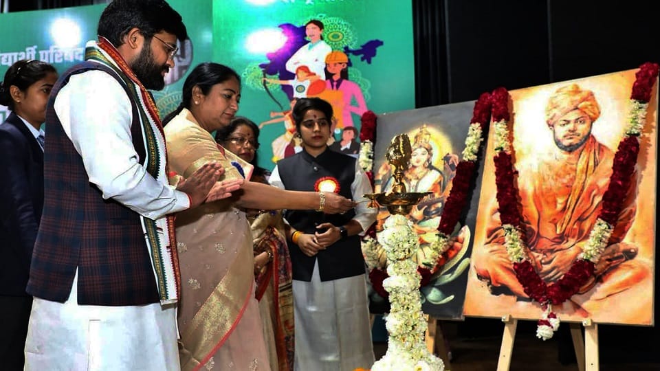 Chief Minister Rekha Gupta reached the three-day youth parliament organized by ABVP