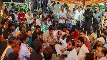 एडीए के गेट पर जड़ दिया ताला