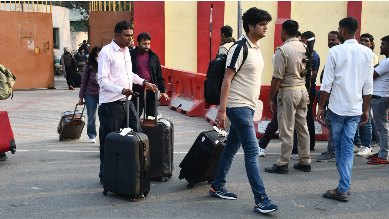 The plane stood at Gorakhpur airport for more than 24 hours, then flew away, 900 passengers were troubled.