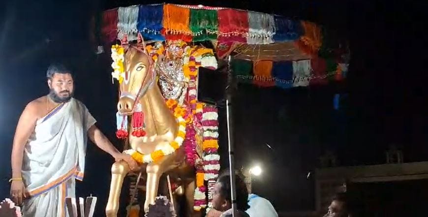 amazing scene of devotion and faith was seen at midnight on the streets of Vrindavan