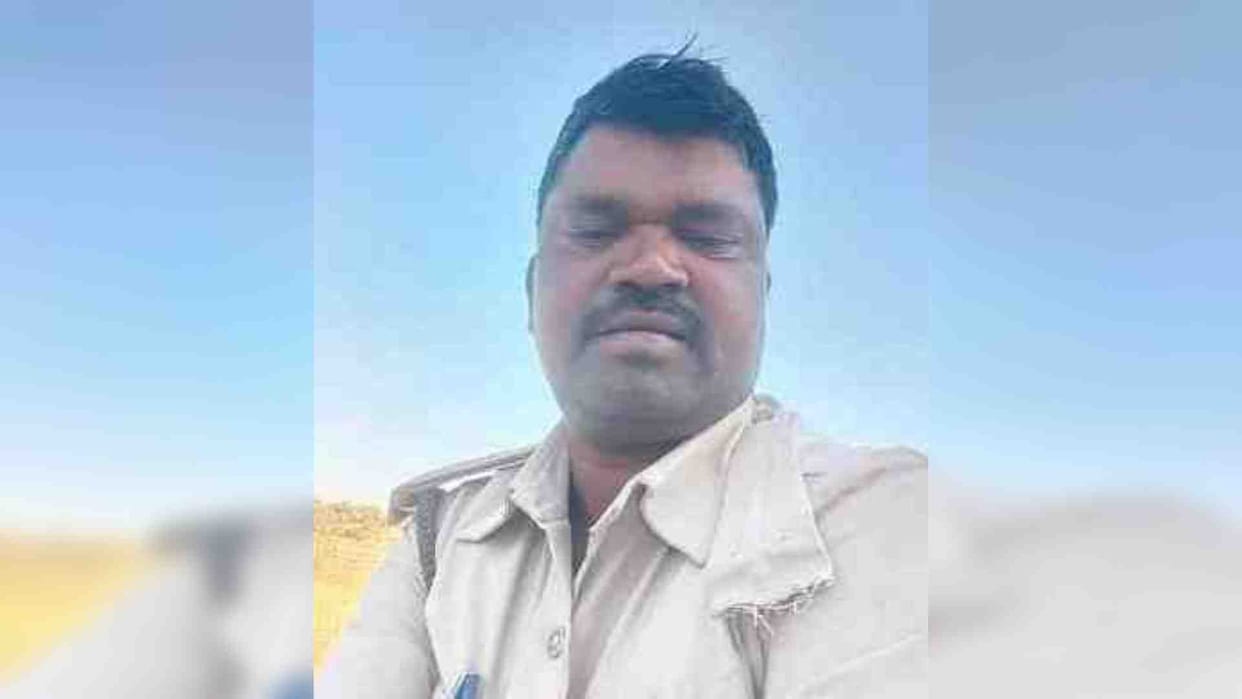 Umaria News: Three people attacked a forest guard in a case related to illegal timber