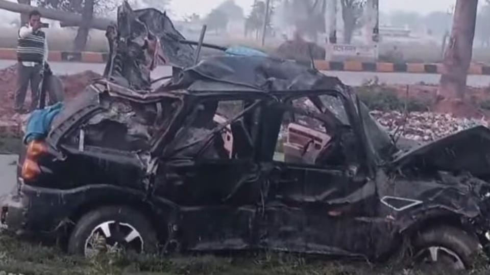 Accident in Fatehabad Scorpio collided with divider three died