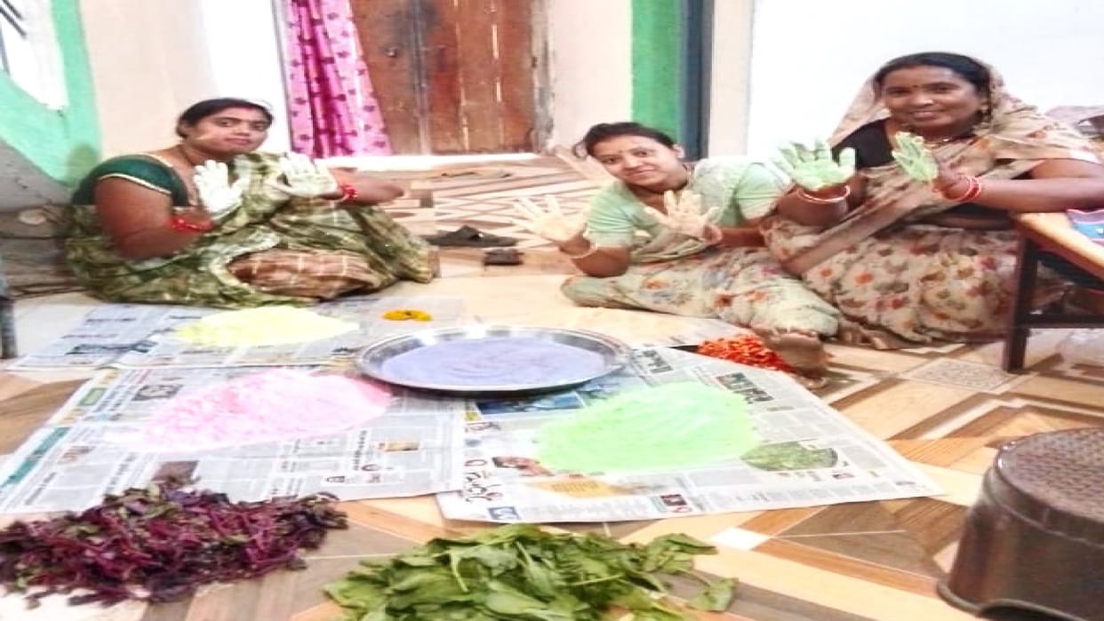 Chhattisgarh: Women of Durga self-help group are making herbal gulaal, it is being discussed