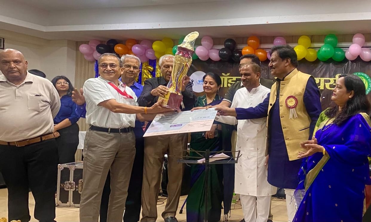 Indore News: Singing competition for senior citizens, Indore's Ravindra's melodious voice wins the title