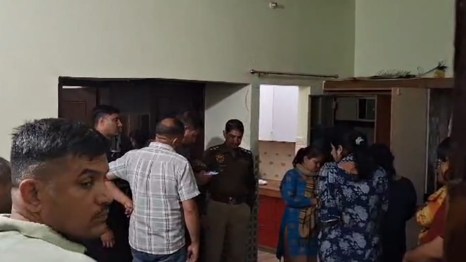Robbers entered house young man hostage and looted with Rs 1.5 lakh cash jewellery iPhone in Bahadurgarh