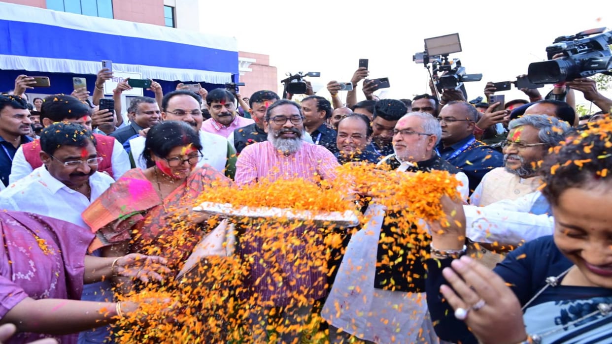 Holi fever takes over Ranchi CM Hemant Soren drenched in colours everyone from common man to VIPs excited