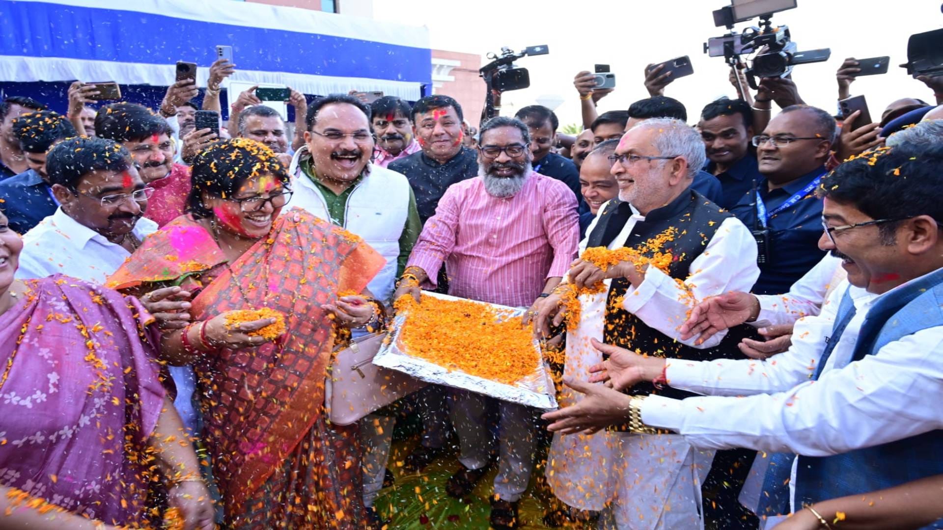 Holi fever takes over Ranchi CM Hemant Soren drenched in colours everyone from common man to VIPs excited