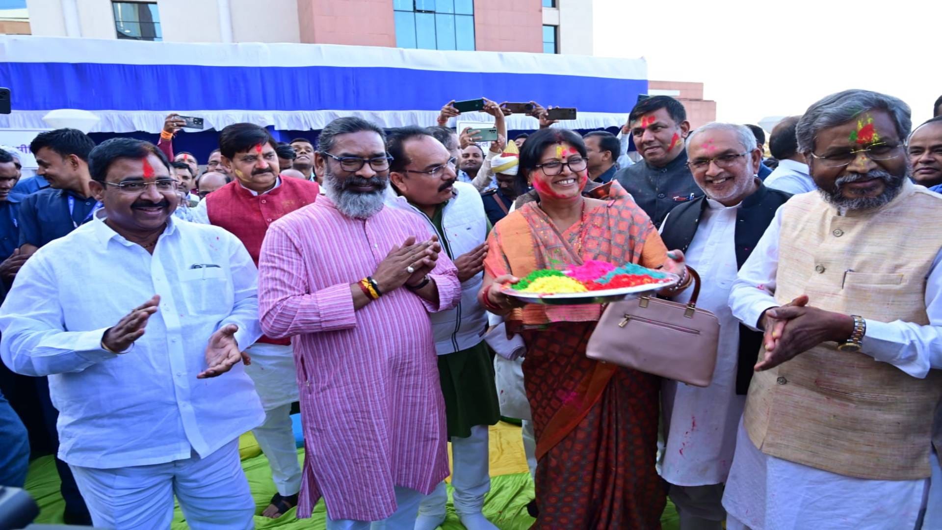 Holi fever takes over Ranchi CM Hemant Soren drenched in colours everyone from common man to VIPs excited