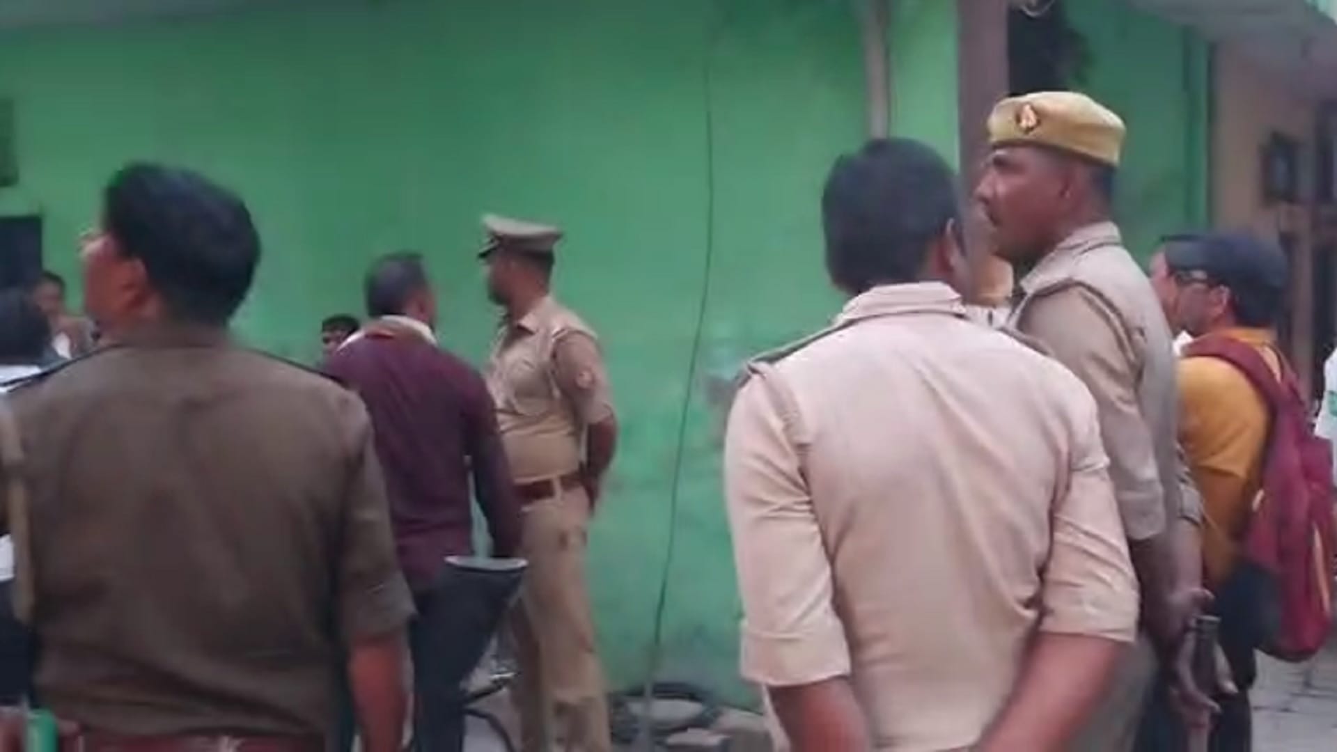 Kanpur Murder Student got angry after seeing photos with girls boyfriend slit her throat with a surgical blade