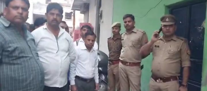 Lover slits his girlfriend throat In Kanpur Informed her friend about murder on phone see photos