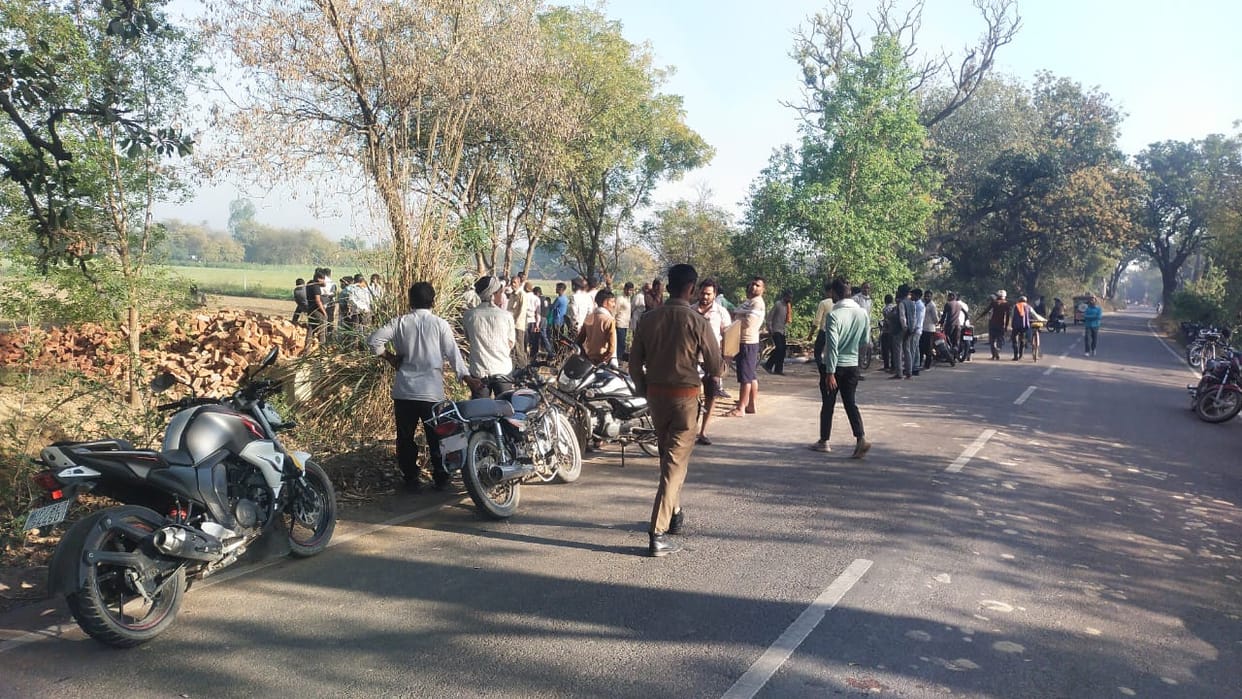 Dead body of middle aged found on the roadside Ghatampur Sajeti police remained entangled in border dispute