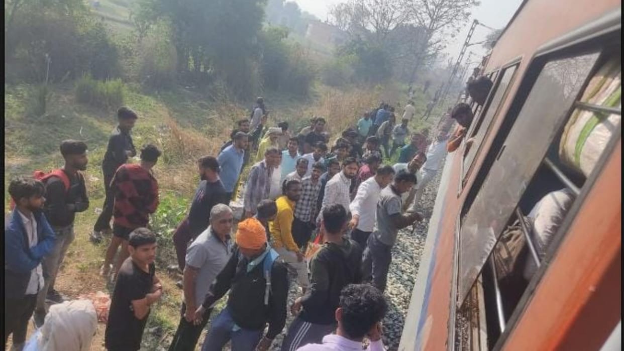 Smoke came out from wheels of Marudhar Express train in jaunpur
