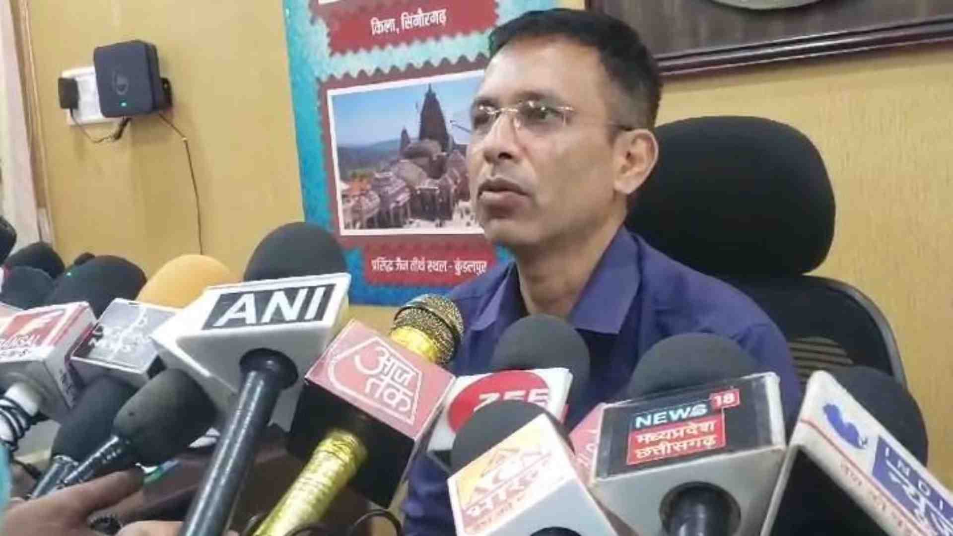 मामले की जानकारी देते दमोह कलेक्टर सुधीर कुमार।