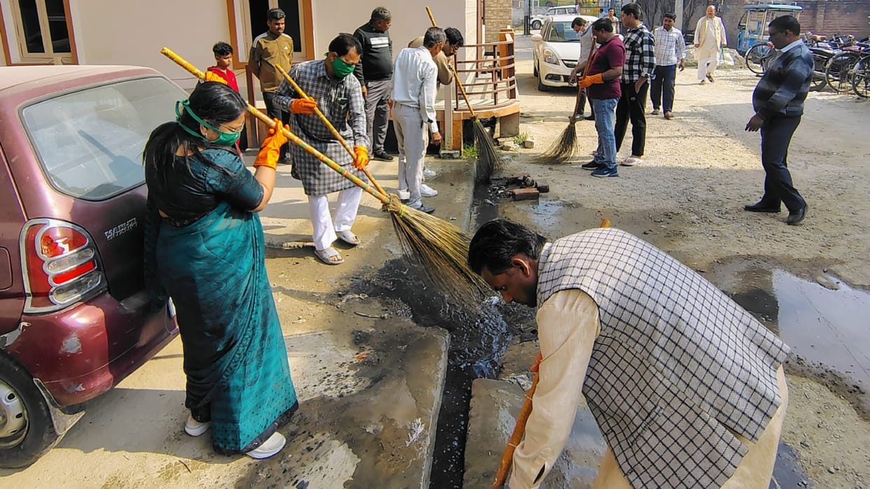 Shahjahanpur Mayor Archana Verma launched cleanliness campaign on holi festival