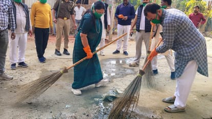 Shahjahanpur Mayor Archana Verma launched cleanliness campaign on holi festival
