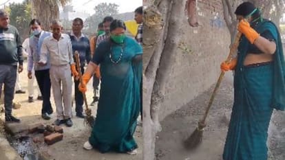 Shahjahanpur Mayor Archana Verma launched cleanliness campaign on holi festival