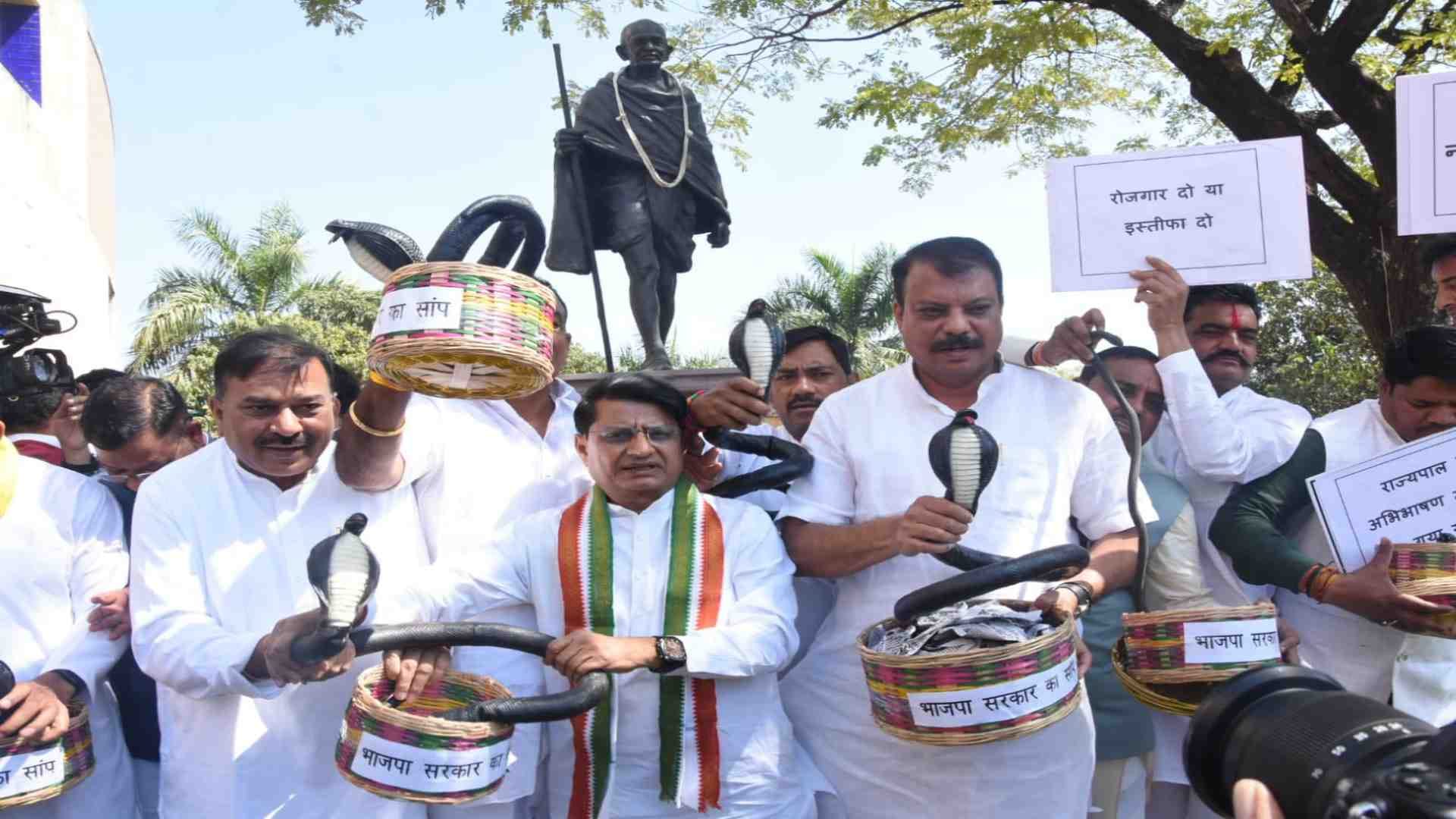 Bhopal News: Congress MLAs protested with a snake on the second day of the budget session
