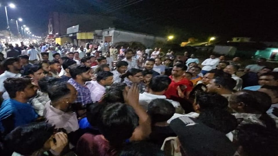 Minor went to shop and showed her private part angry people blocked national highway in Jagdalpur