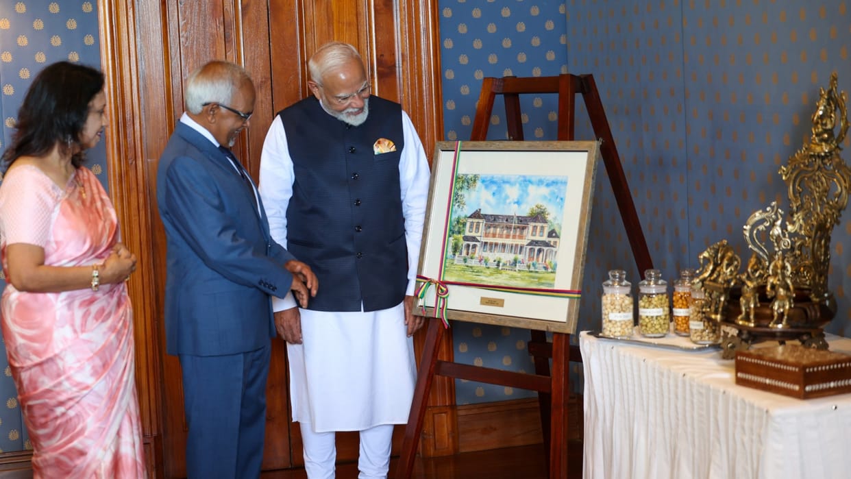 Modi gifts Mahakumbh Holy Sangam Water to Mauritius President; Banarasi saree to his wife