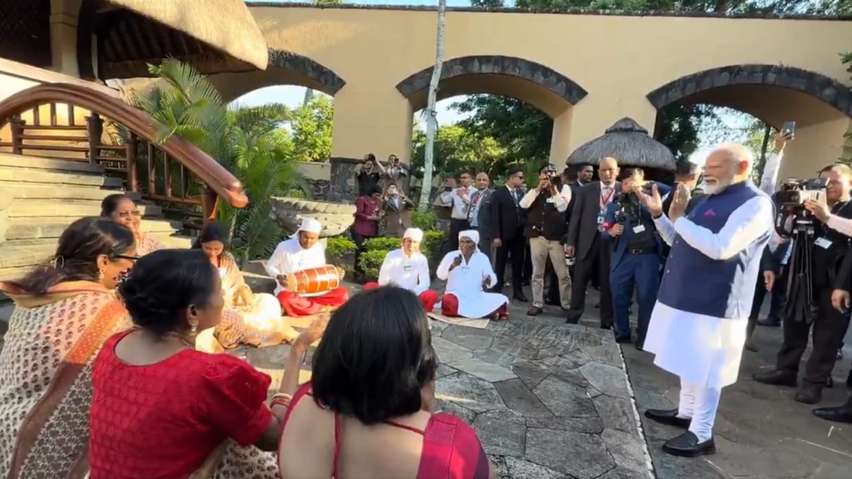 PM Modi receives traditional Bihari welcome in Mauritius with bhojpuri geet gawai