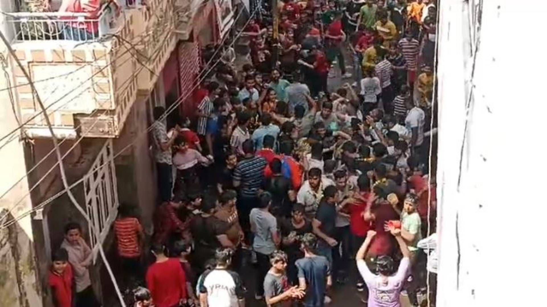 पानी से होली खेलते हुए