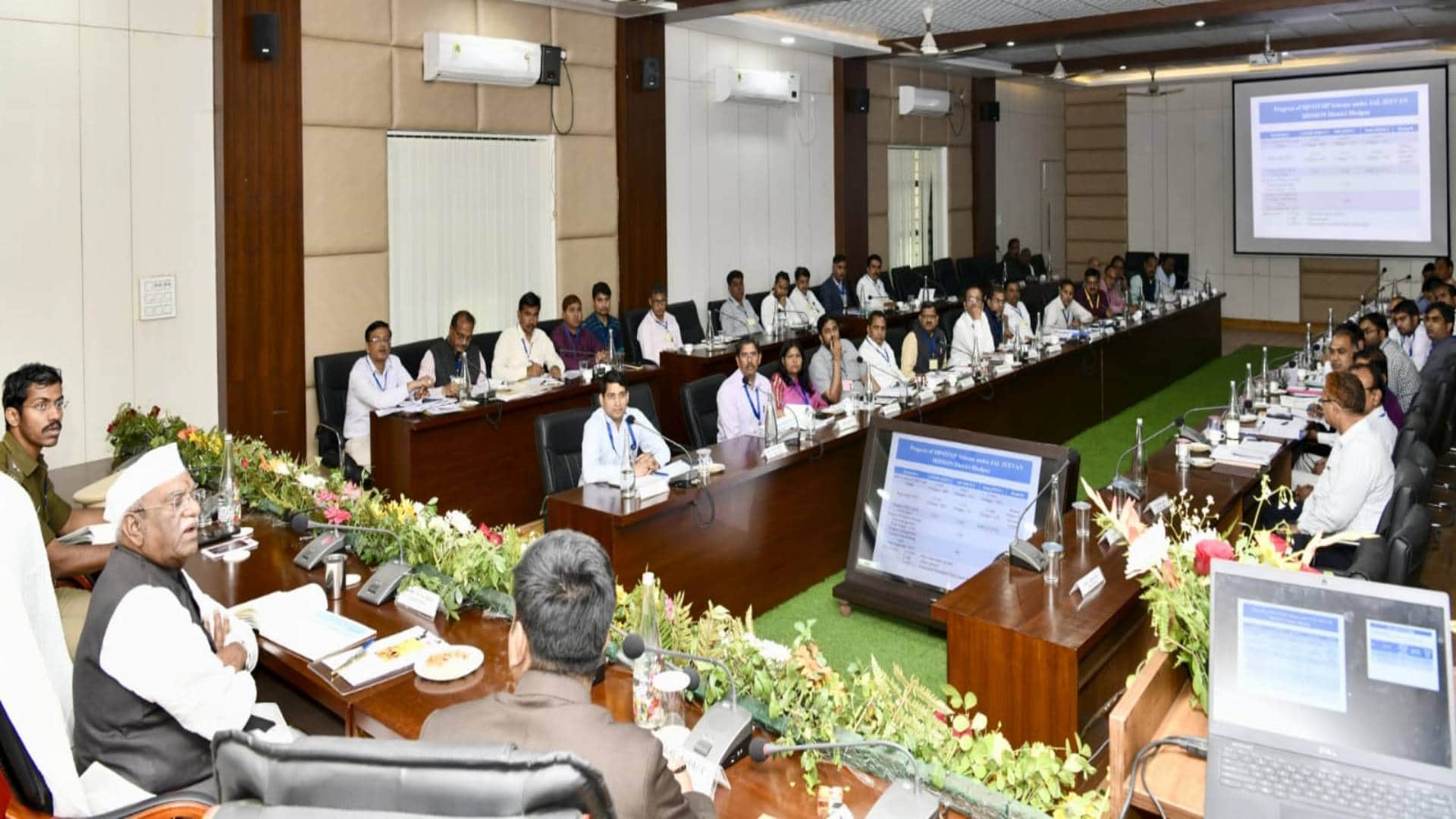 राज्यपाल सहित अन्य लोग