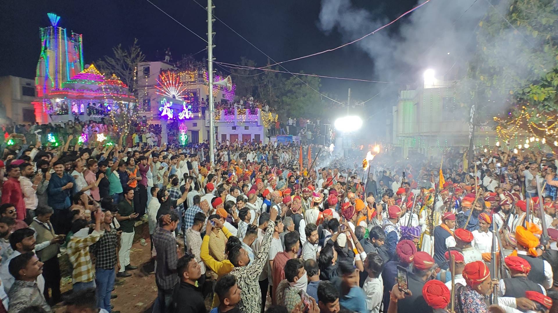 होली मनाते हुए