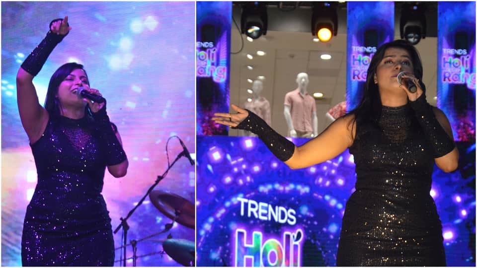 audience danced to the songs of Super Singer winner Deepanshi Yadav