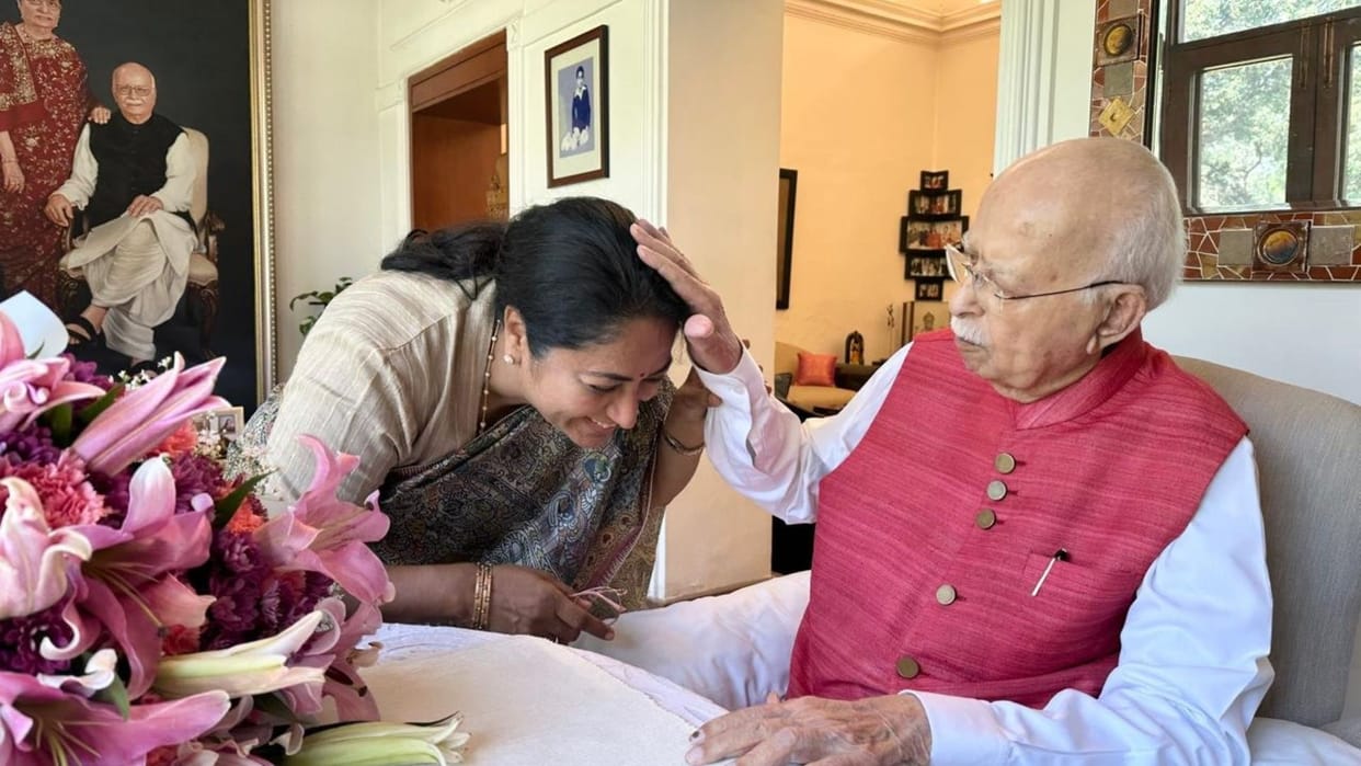 CM Rekha Gupta met Bharat Ratna Lal Krishna Advani