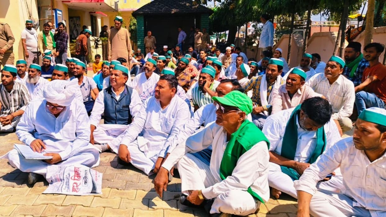 workers of Bharatiya Kisan Union Apolitical gheraoed police station in Bulandshahr