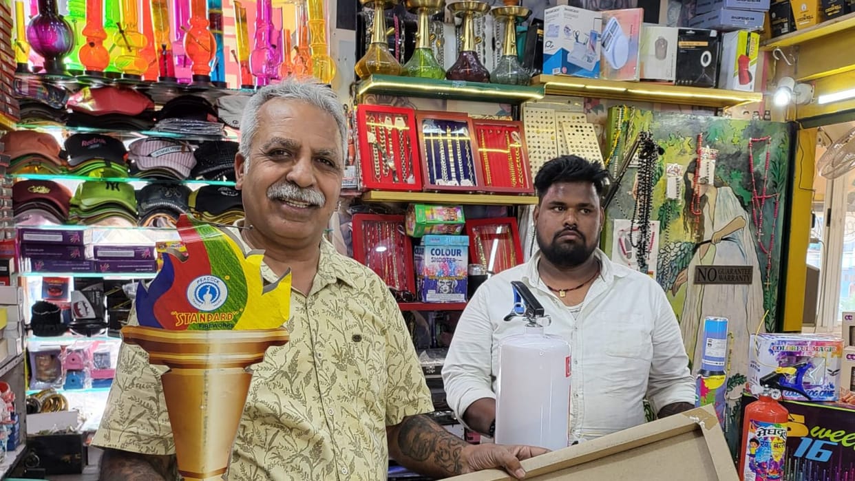 Holi 2025 Hi-tech equipments for playing Holi arrived in market in varanasi