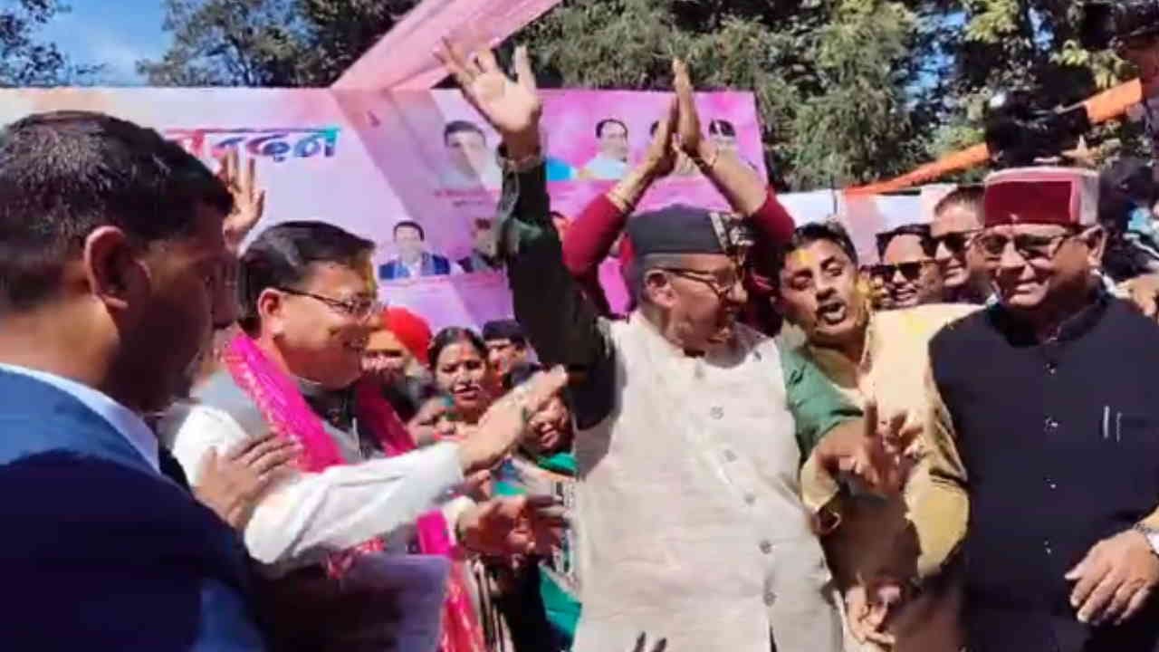 CM Dhami played Holi Holi meet organized in Dehradun Municipal Corporation premises read All Updates in hindi
