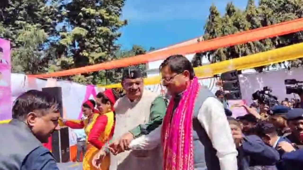 CM Dhami played Holi Holi meet organized in Dehradun Municipal Corporation premises read All Updates in hindi
