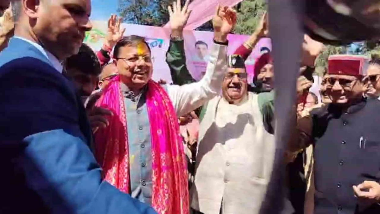 CM Dhami played Holi Holi meet organized in Dehradun Municipal Corporation premises read All Updates in hindi